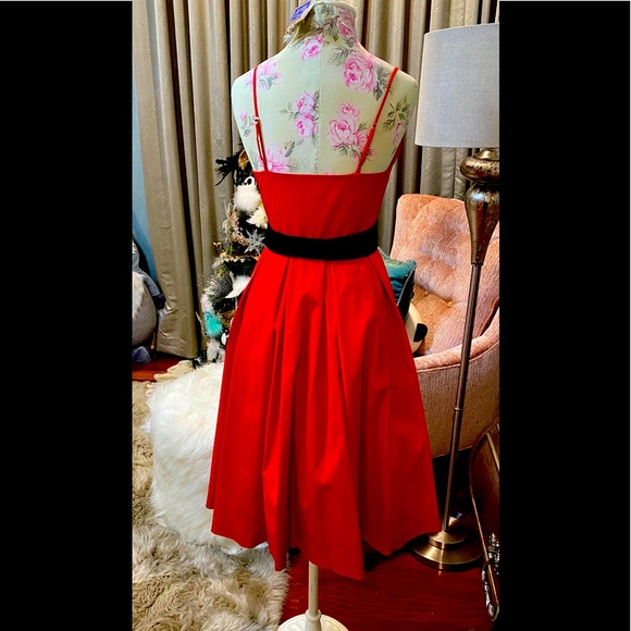 Stunning red satin dress with black velvet sash - Picture 2 of 5